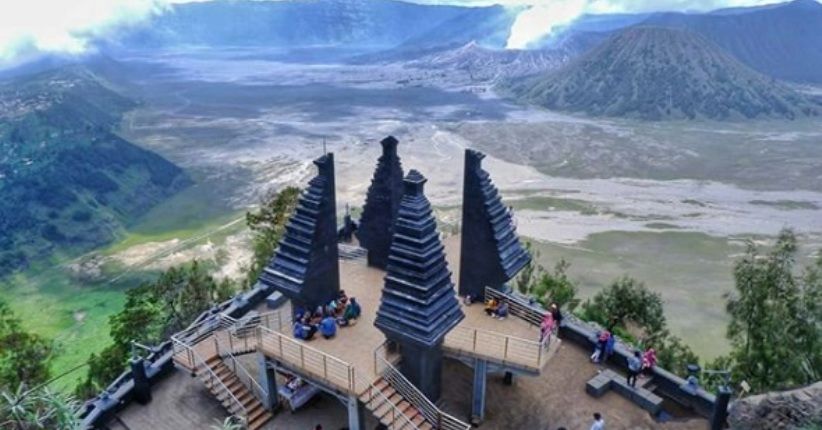 Menikmati Keindahan 3 Gunung dari Puncak Seruni yang Terselimuti Awan