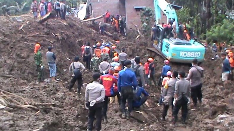 Ibu dan Bayinya Ditemukan Tewas Berpelukan Tertimbun Longsor di Gowa