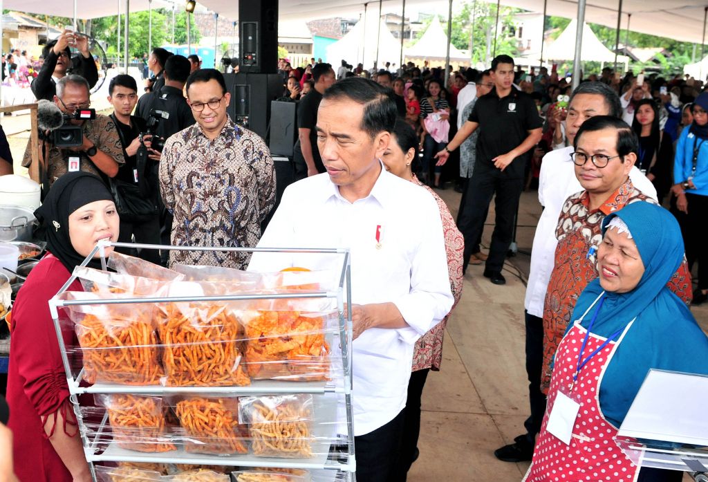 Tinjau Ibu-Ibu Program Mekaar, Jokowi: Disiplin Kunci Sukses