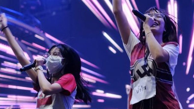 Anggota Idol Group Thailand BNK48 Diprotes Gara-Gara Gunakan Kaos Nazi