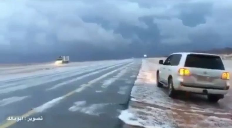 Viral, Video Padang Pasir di Arab Saudi Diselimuti Salju