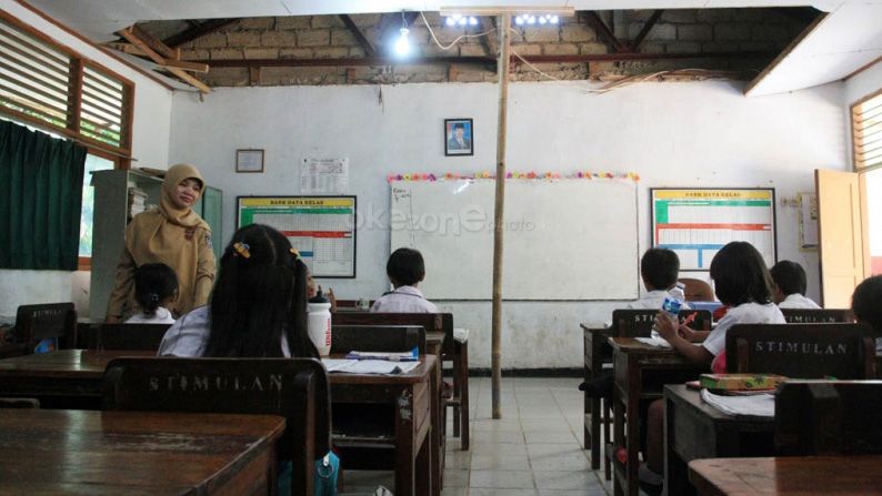 Guru Sekolah Swasta di Surabaya Segera Dapat Gaji Setara UMK