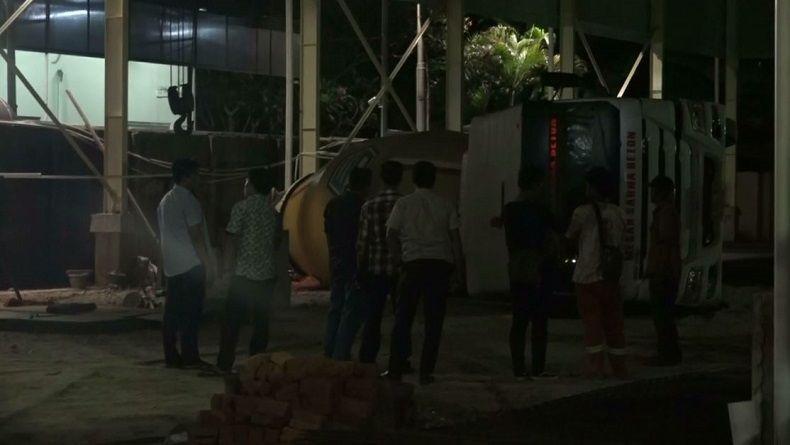 Pekerja Proyek Tewas Tertimpa Mobil Molen di Jalan Raya Serpong