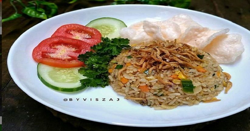 Makan Malam Simpel dengan Nasi Goreng Teri yang Super Pedas