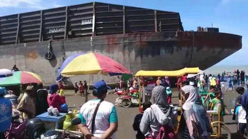 Kapal Tongkang Terdampar di Depan Makam Keramat Jadi Objek Wisata