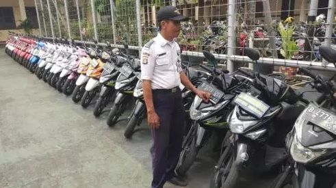 Aksinya Viral, Ini Kata Satpam SMAN 4 Tangsel Susun Motor Sesuai Warna