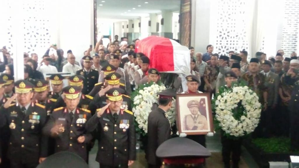 Jenazah Mantan Kapolri Awaloedin Djamin Dimakamkan di TMP Kalibata