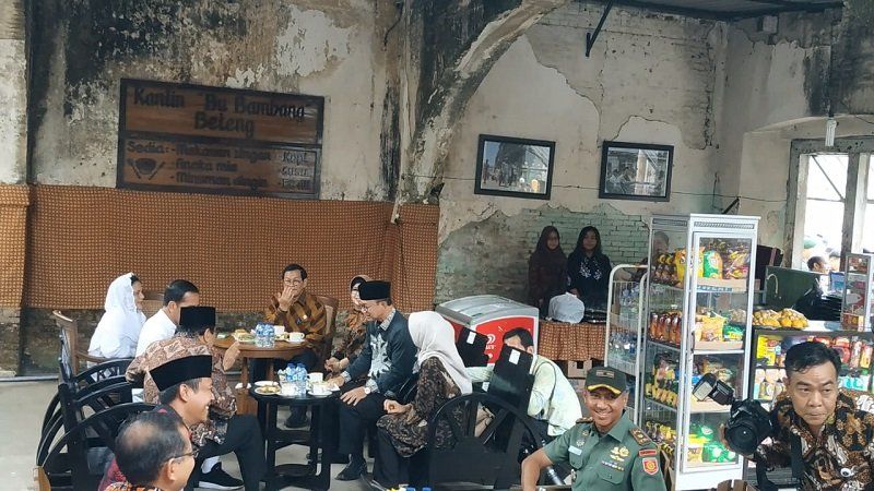 Kunjungan ke Ngawi, Jokowi dan Istri Ngopi di Benteng Van den Bosch