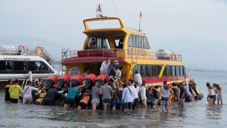 Kapal KMP Pratitha IV Berpenumpang 383 Orang Kandas di Selat Bali