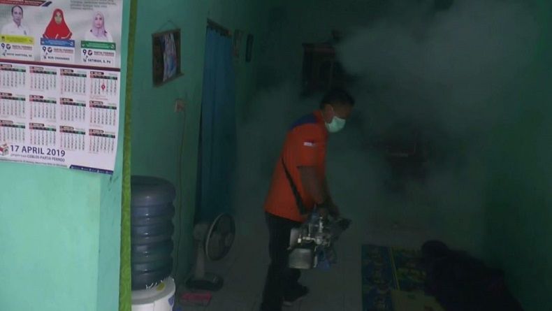 Khawatir Wabah DBD, Caleg Perindo Fogging Permukiman Warga Pekalongan