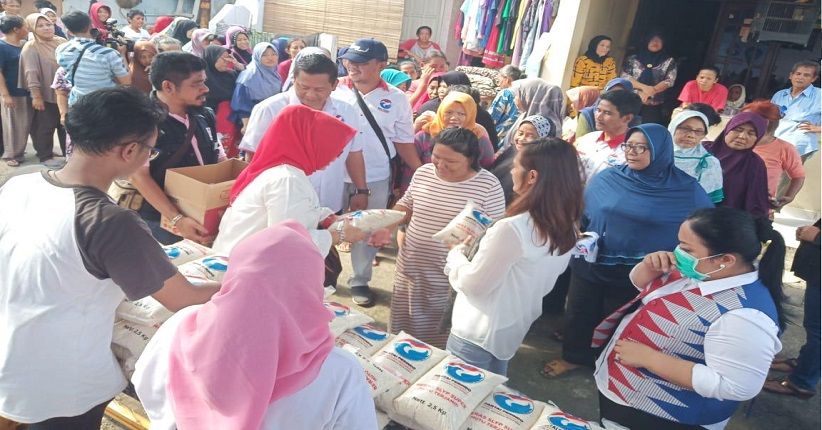 Masyarakat Cipinang Jagal Antusias Berbelanja di Bazar Murah Perindo