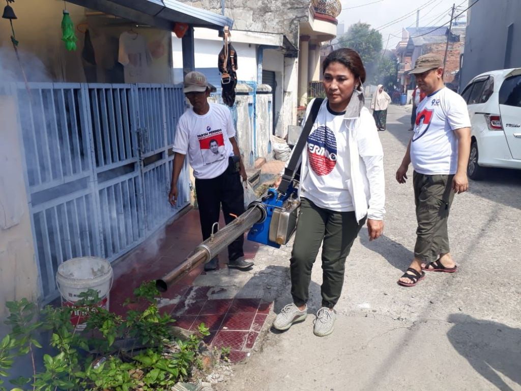 Tekan Wabah DBD, Caleg Perindo Fogging Permukiman Warga Tambun Selatan