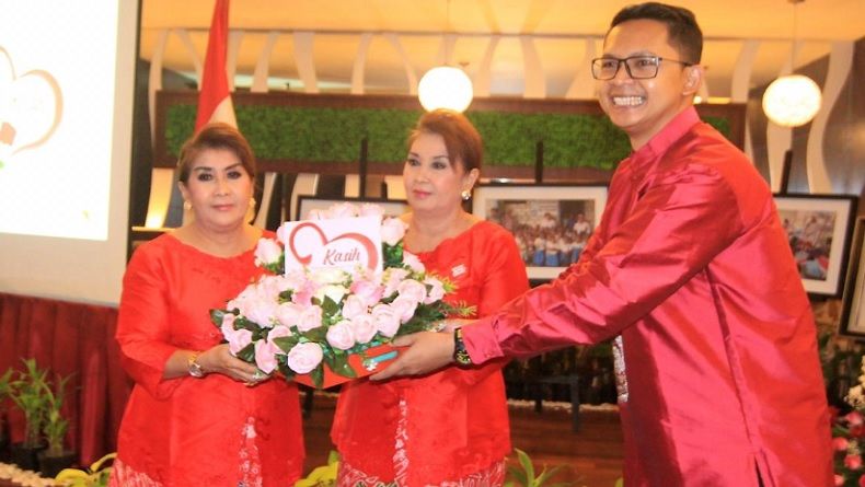 Buku Kisah Perjalanan Kemanusiaan Ibu Guru Kembar Diluncurkan