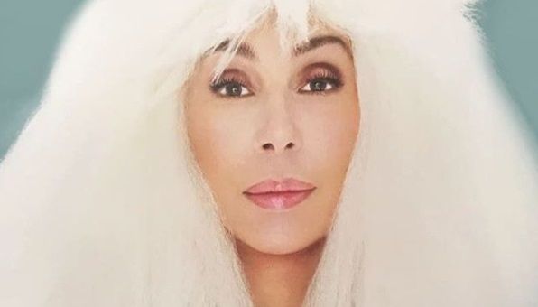 Keren, Diva Pop Legendaris Amerika Cher Kenakan Karya Rinaldy Yunardi