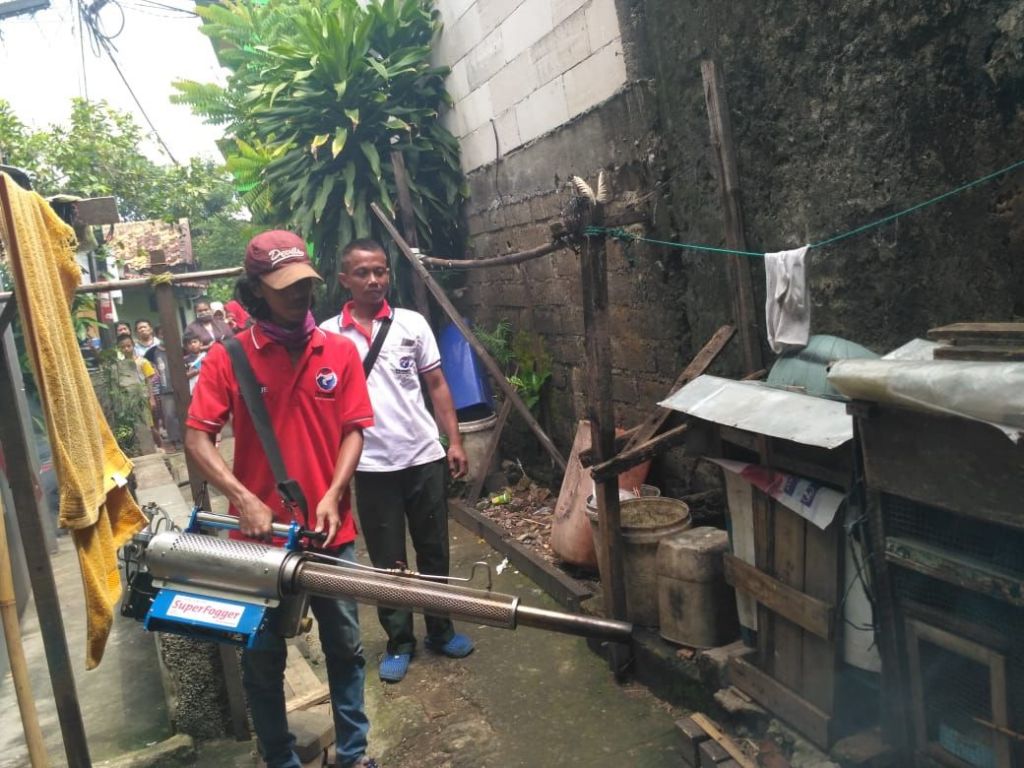 Cegah DBD, Caleg DPR Partai Perindo Fogging Permukiman Warga Poncol