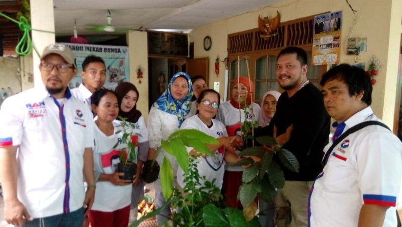Kampanye Unik Caleg Perindo DKI Ramdan: Bagi-Bagi Bibit Tanaman Obat