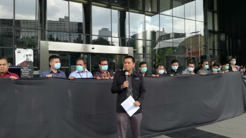 Aksi Solidaritas Rantai Manusia Melindungi Pimpinan dan Pegawai KPK