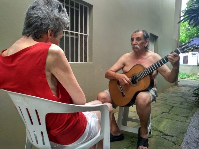 Demi Istrinya yang Idap Alzheimer, Pria Brasil Mainkan Gitar Tiap Hari