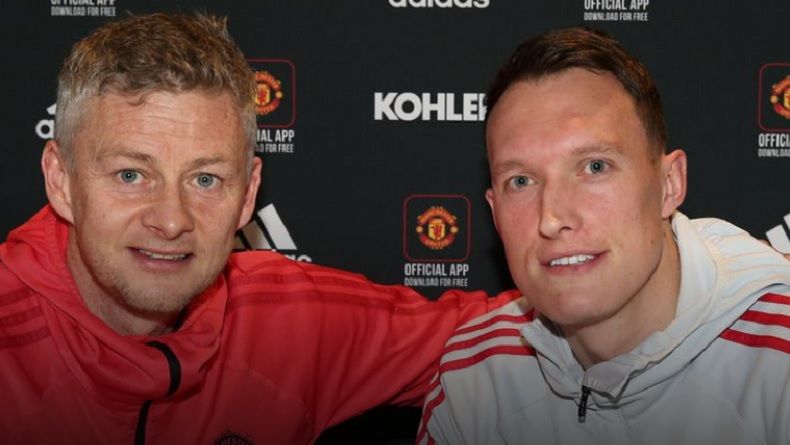 Kontraknya Ditambah 4,5 Tahun, Phil Jones di MU hingga 2023