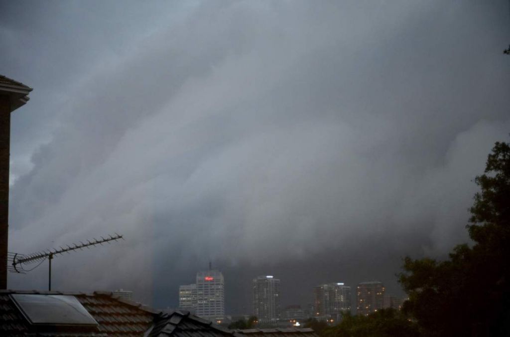Ribuan Rumah Australia Mati Listrik akibat Terjangan Badai