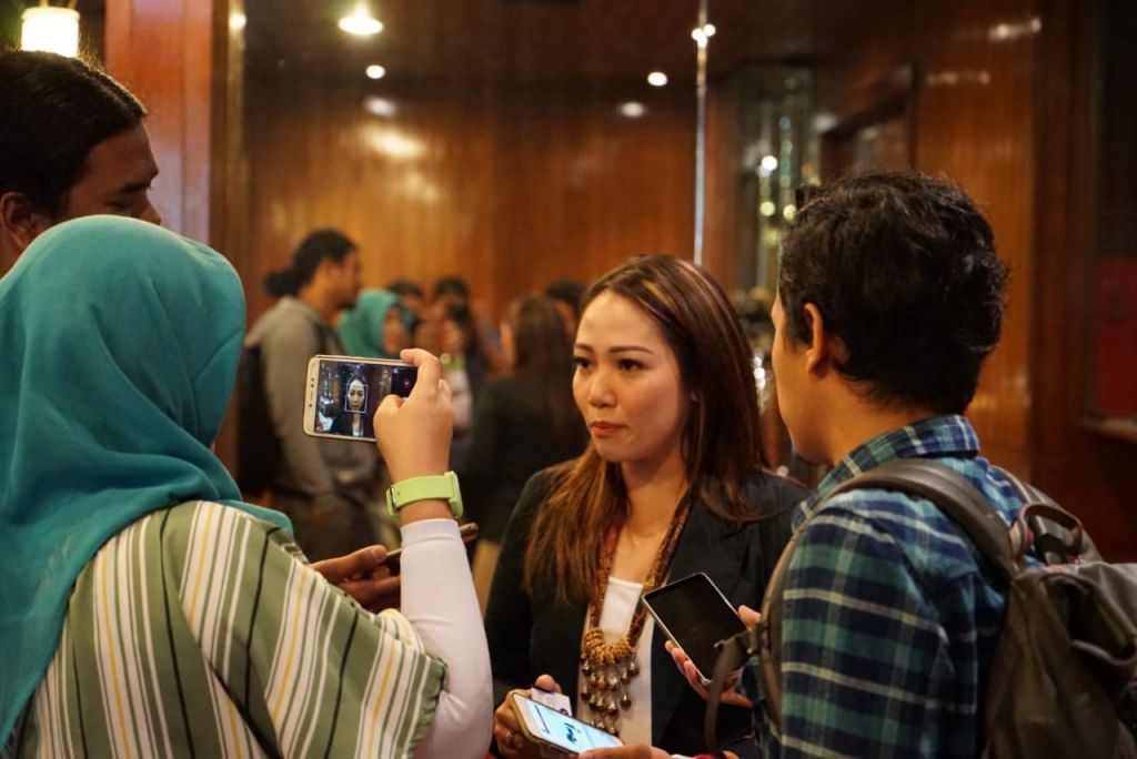 Tommy Tjokro & Anisha Dasuki Jaga Profesional sebagai Moderator Debat