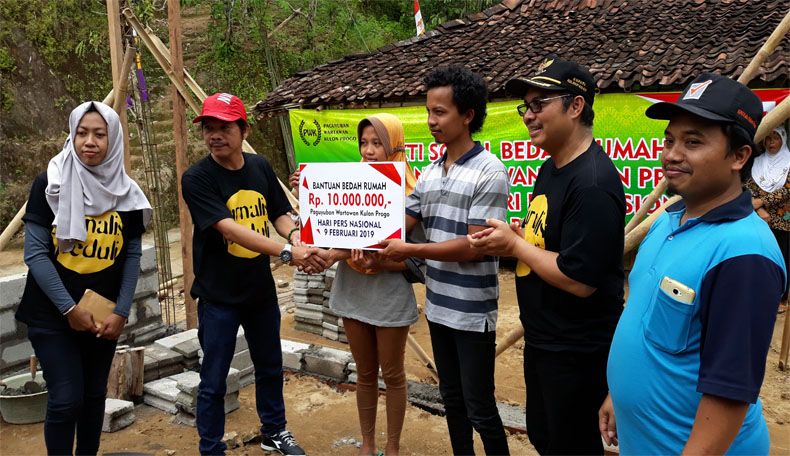 Peringati HPN, Wartawan Kulonprogo Bedah Rumah Warga Miskin