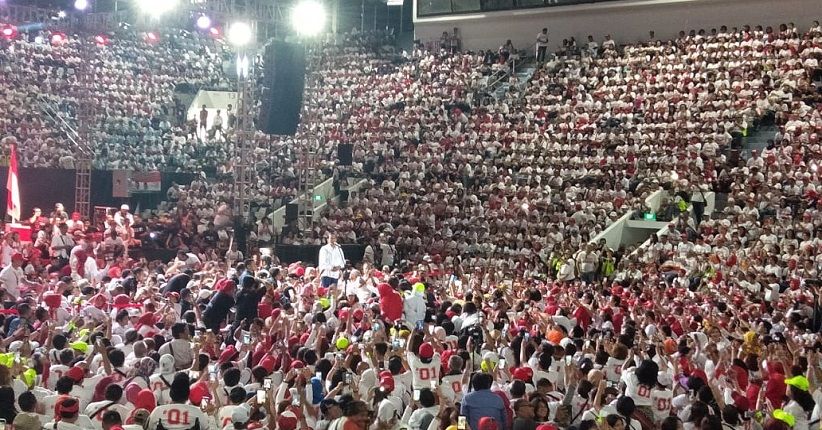 Deklarasi Alumni SMA Se-Jakarta, Jokowi Dihadiahi Tangga Kayu