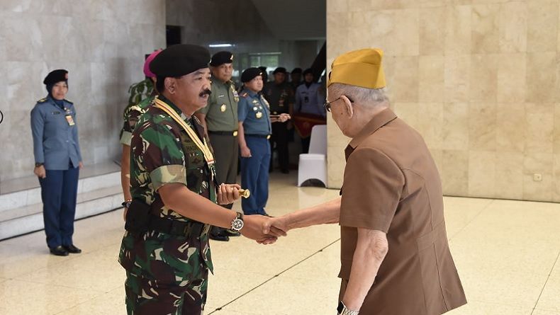 Panglima TNI Terima Tanda Kehormatan Bintang Legiun Veteran RI