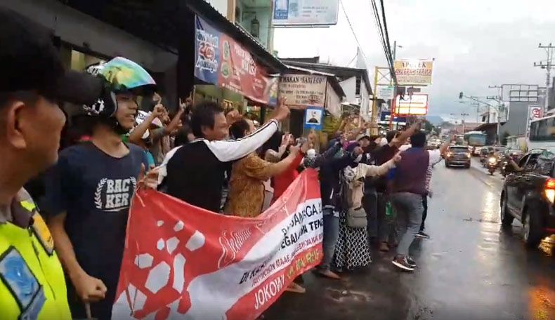 Kampenye di Tegal, Sandi Disambut Spanduk dan Teriakan Jokowi Bae