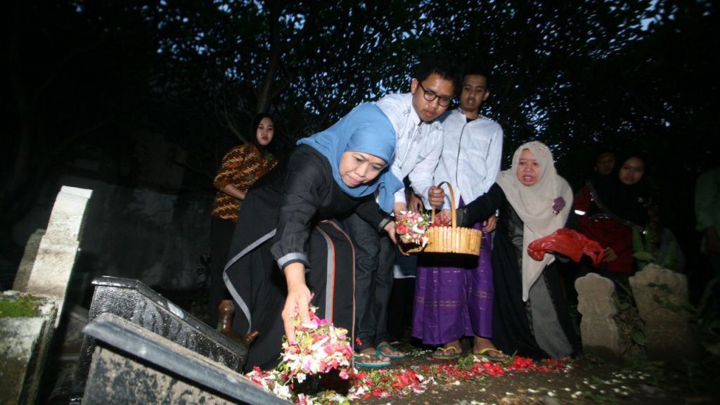 Jelang Pelantikan, Khofifah Ziarah ke Pusara Suami dan Kedua Orang Tua