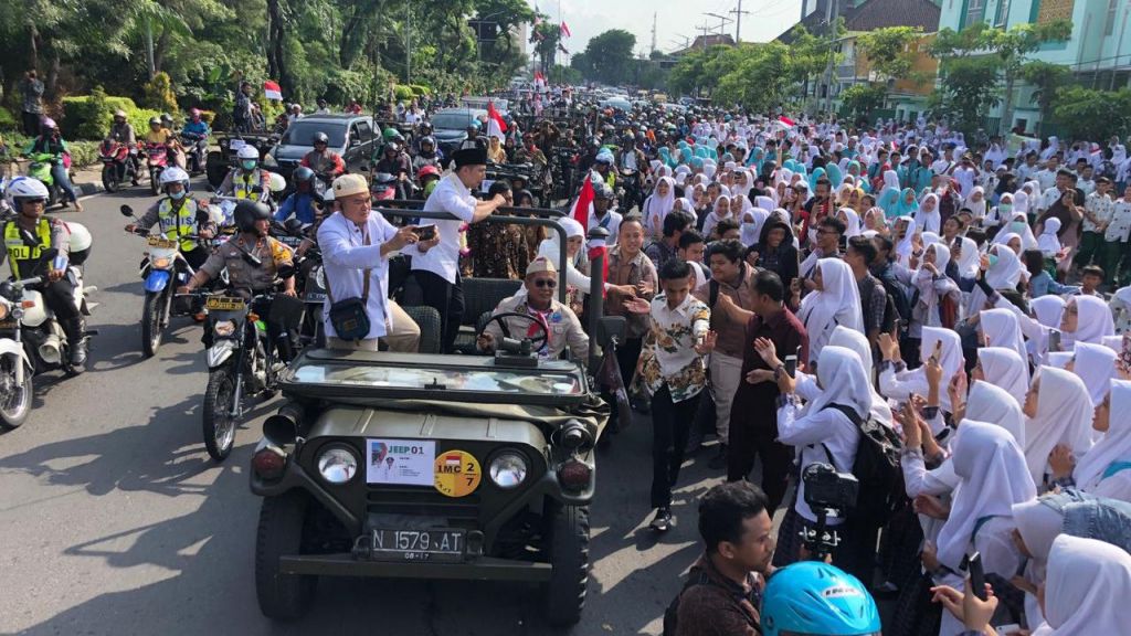 Ribuan Pelajar Berdiri di Jalan Sambut Arak-Arakan Khofifah-Emil