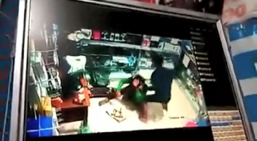 Viral, Perempuan Penjaga Konter HP Dipukuli Pacar hingga Babak Belur