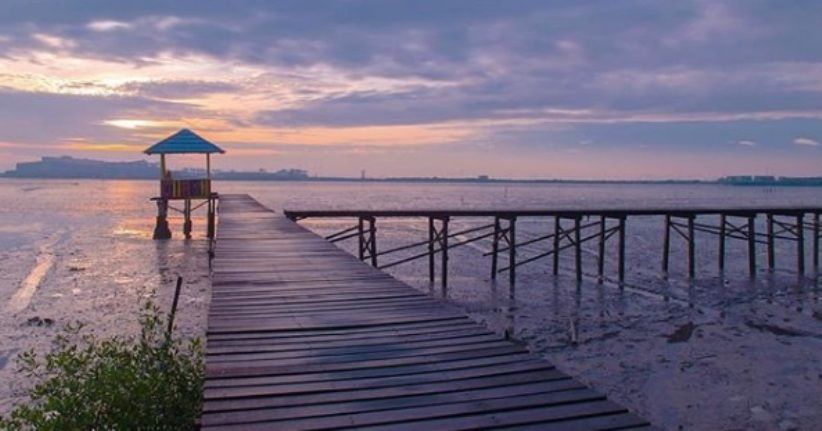 Lihat Sunset di Pantai Karang Kering Gresik, Indah karena Ada Mangrove