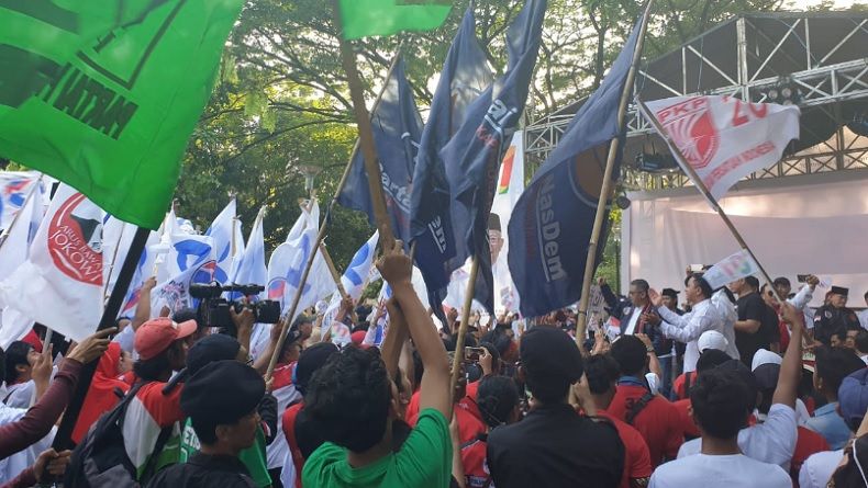Nobar Debat, Pendukung Jokowi-Ma'ruf Penuhi Parkir Timur Senayan