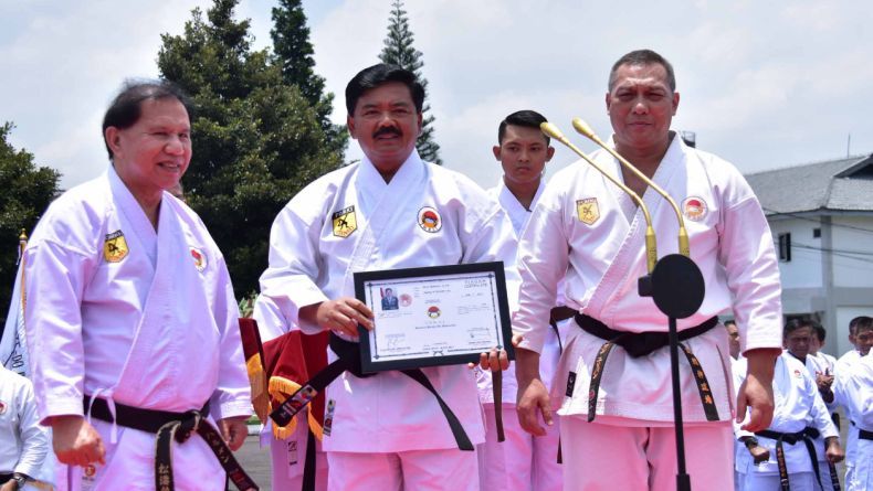 Jadi Ketua Umum FORKI, Panglima TNI Dianugerahi DAN 7 INKAI