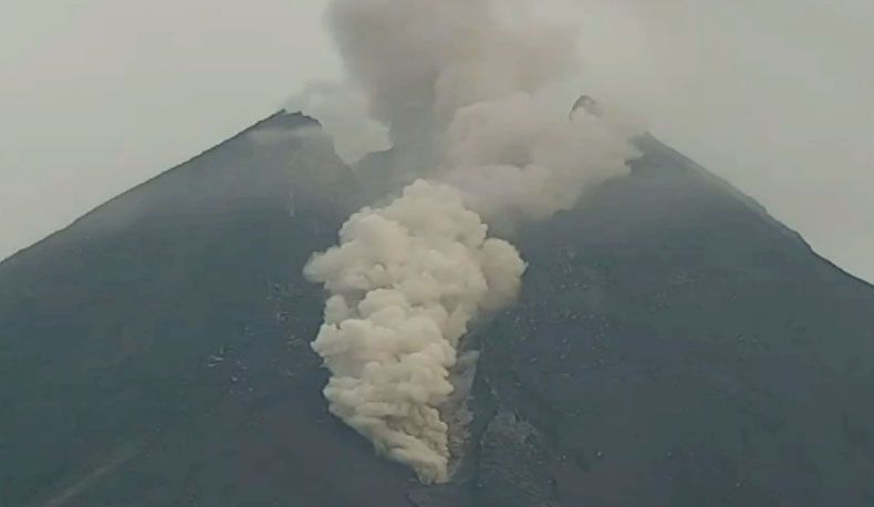 Gunung Merapi Luncurkan Awan Panas Sejauh 2 Km ke Hulu Kali Gendol