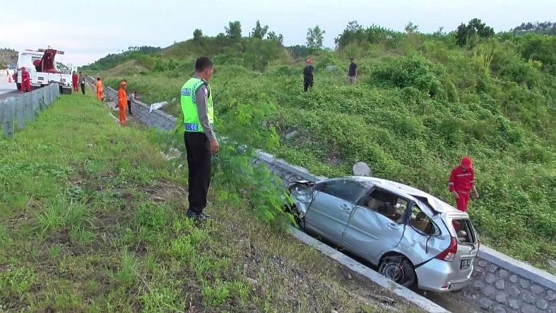 Toyota Avanza Terjun ke Jurang di Tol Bakauheni, 2 Penumpang Tewas