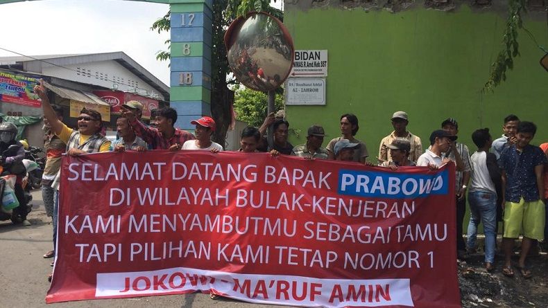 Kedatangan Prabowo di Surabaya Disambut Spanduk Dukungan untuk Jokowi