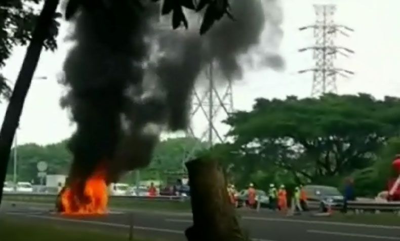Mobil Ford Ecosport Ludes Terbakar usai Tabrak Truk di Tol Juanda