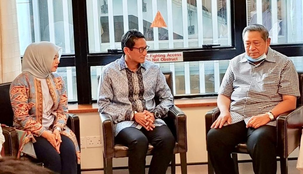 Ditemani Ibu dan Istri, Sandi Jenguk Ani Yudhoyono di Singapura