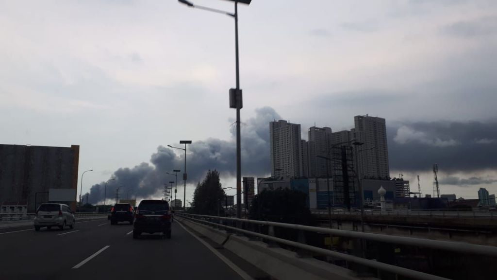 Kapal Nelayan di Muara Baru Terbakar, 17 Unit Mobil Damkar Dikerahkan