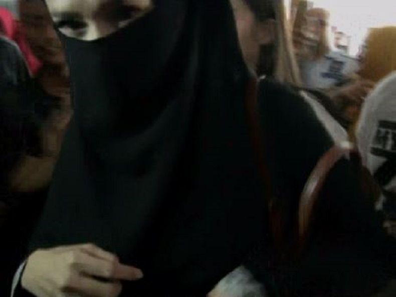 Mulan Jameela dan Putrinya Kunjungi Ahmad Dhani di Rutan Medaeng