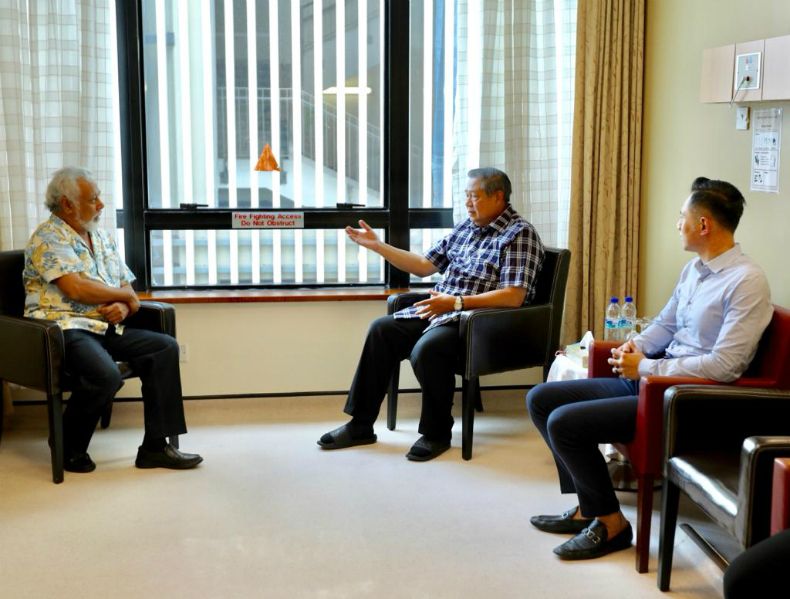 Xanana Gusmao Jenguk Ani Yudhoyono di Singapura