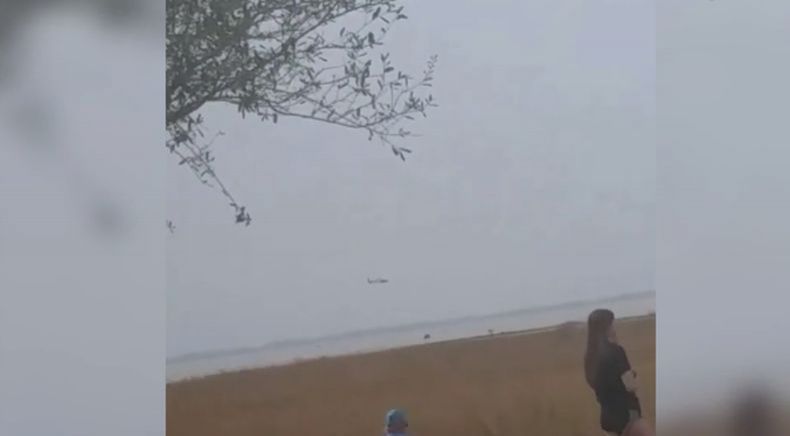 Rekaman CCTV Tunjukkan Pesawat Boeing 767 Menukik lalu Jatuh di Laut