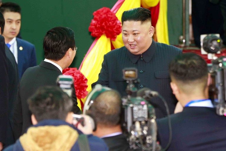 Momen Kim Jong Umbar Senyuman saat Tiba di Vietnam