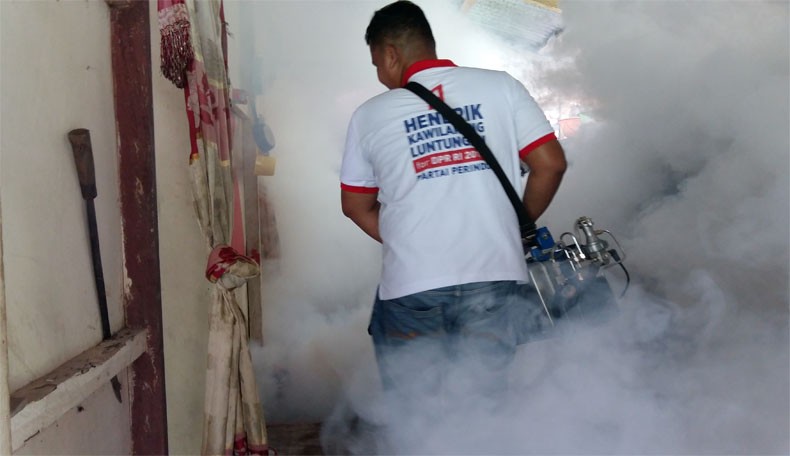 Basmi DBD, Caleg Perindo Aditya Teguh Fogging Kelurahan Taas Manado