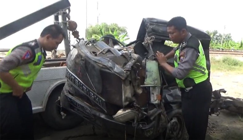 KA Barang Tabrak Pikap L300 di Demak, Ibu dan Anak Tewas