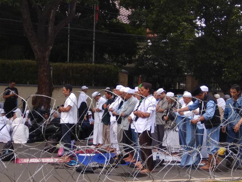 Ketika Azan Ashar Hentikan Aksi Massa FUI Tuntut Pemilu Jurdil