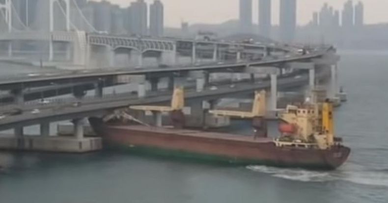 Kapten Mabuk, Kapal Kargo Rusia Tabrak Jembatan di Korea Selatan