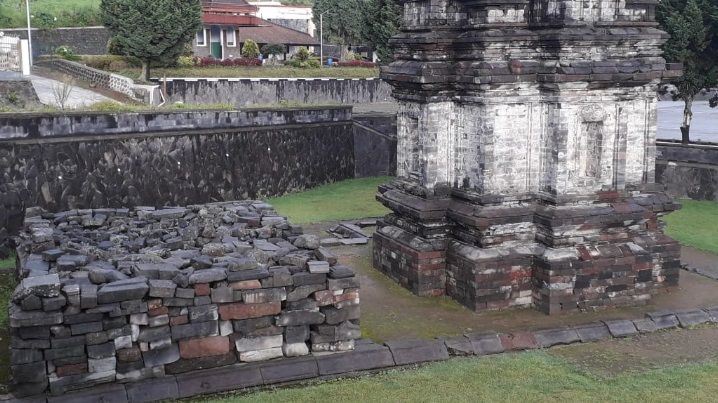 Semalam di Dieng, Ziarah ke Candi Gatotkaca sambil Cicipi Carica